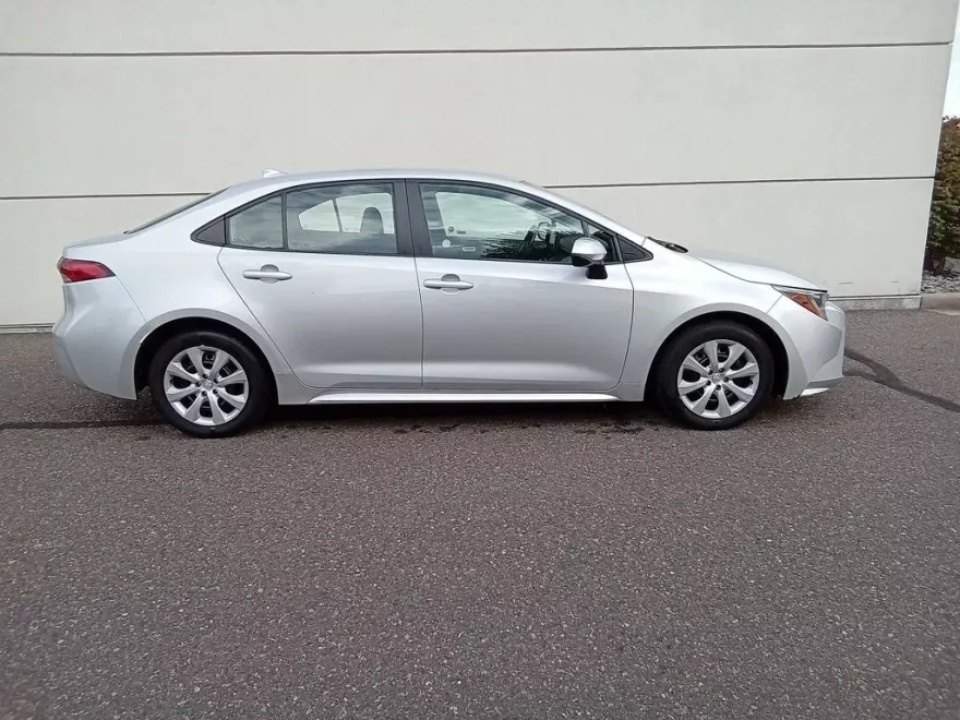 2024 Toyota Corolla LE photo 1