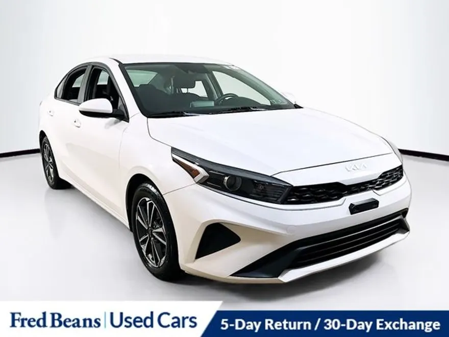 2023 Kia Forte LXS photo 1