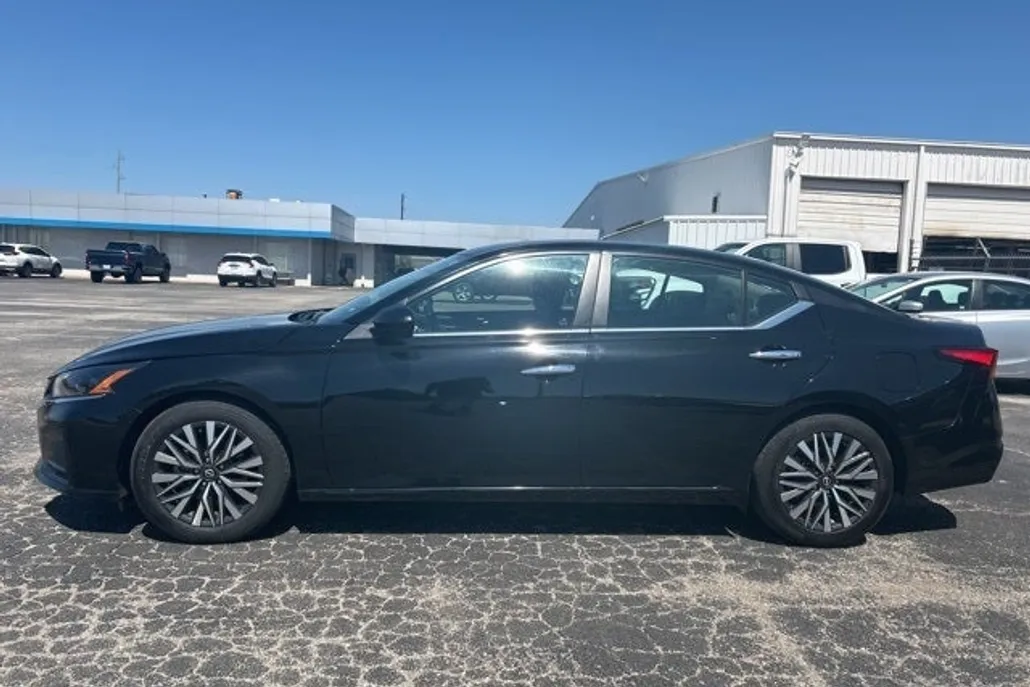 2024 Nissan Altima 2.5 SV photo 1