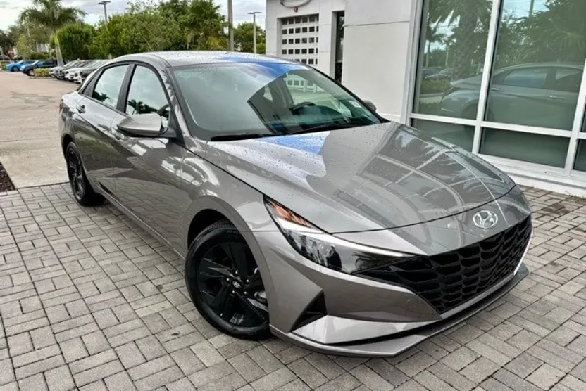 2023 Hyundai Elantra SEL photo 1