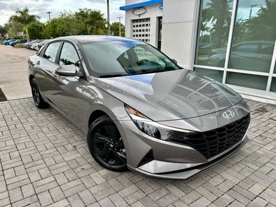2023 Hyundai Elantra SEL photo 1