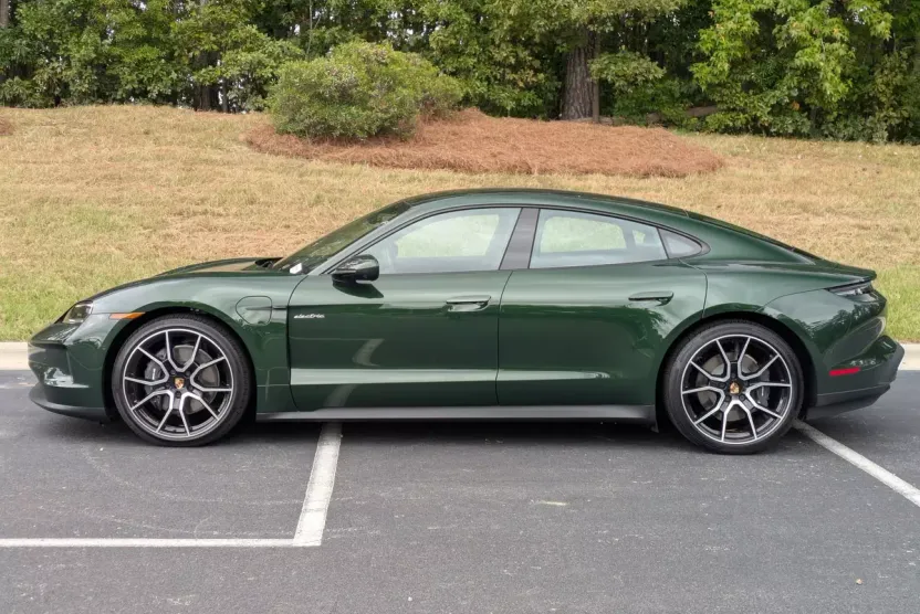 2025 Porsche Taycan photo 1
