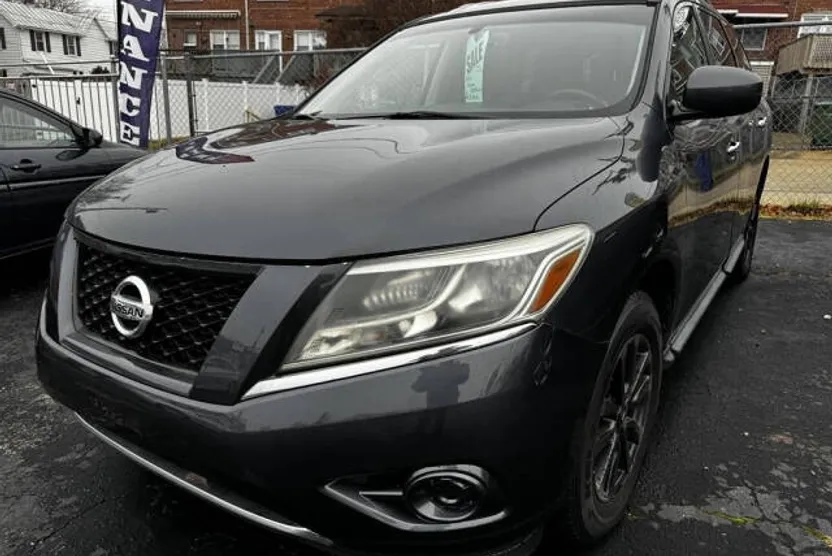 2013 Nissan Pathfinder SV photo 1