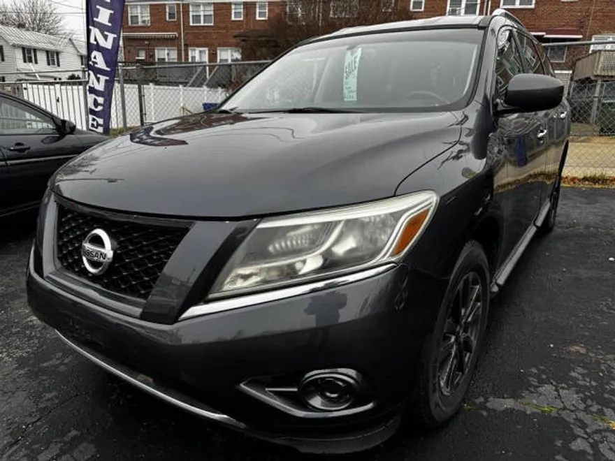 2013 Nissan Pathfinder SV photo 1