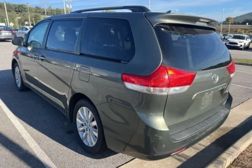 2013 Toyota Sienna Platinum photo 3