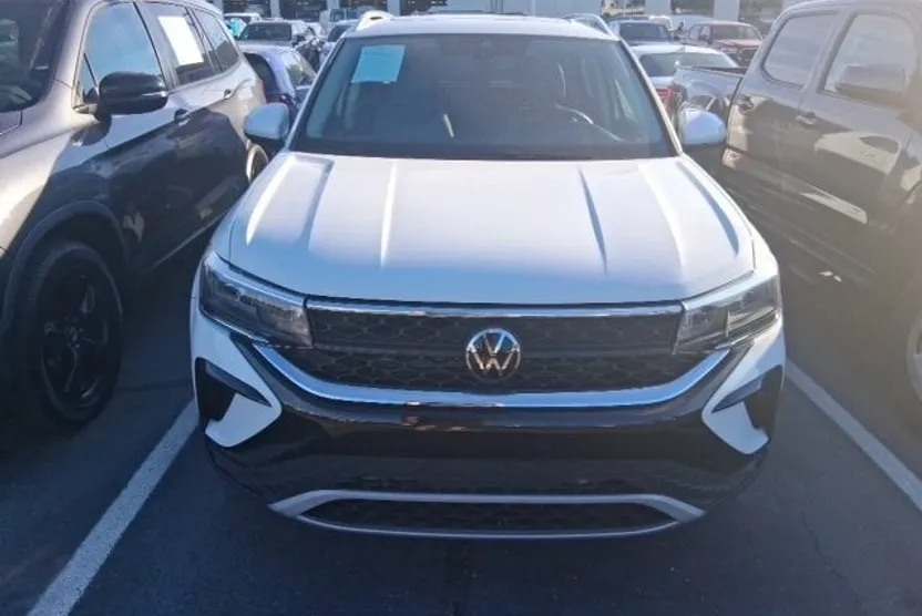 2024 Volkswagen Taos SE photo 1