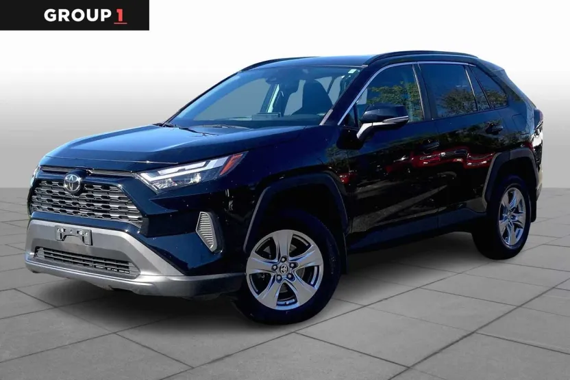 2022 Toyota RAV4 XLE photo 1