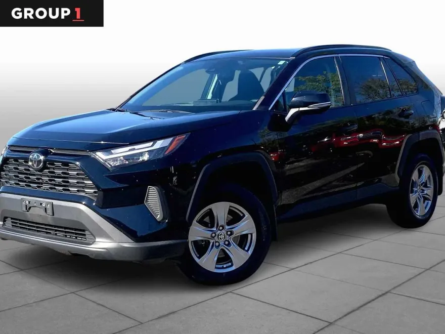 2022 Toyota RAV4 XLE photo 1