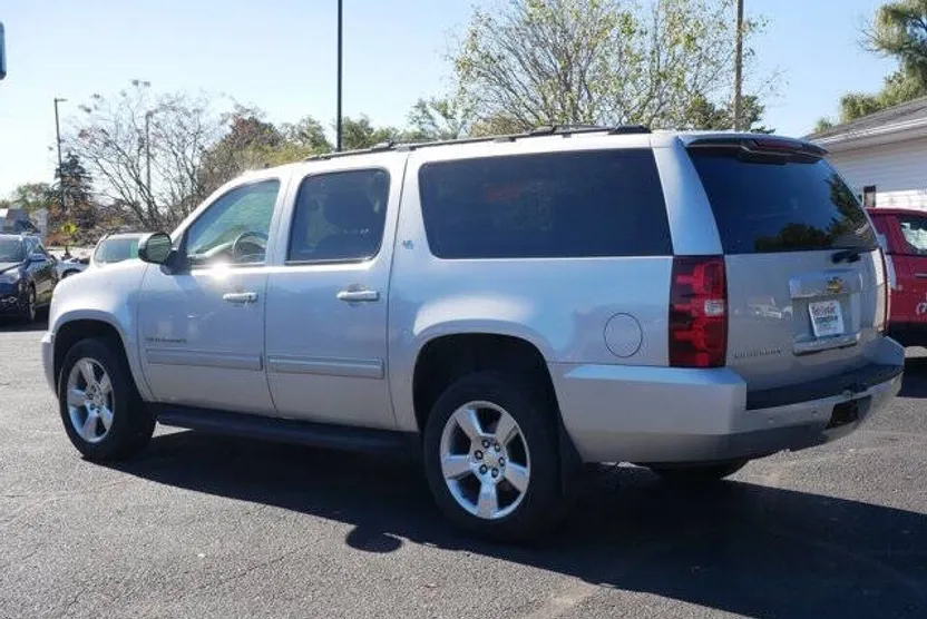 2011 Chevrolet Suburban LT photo 1