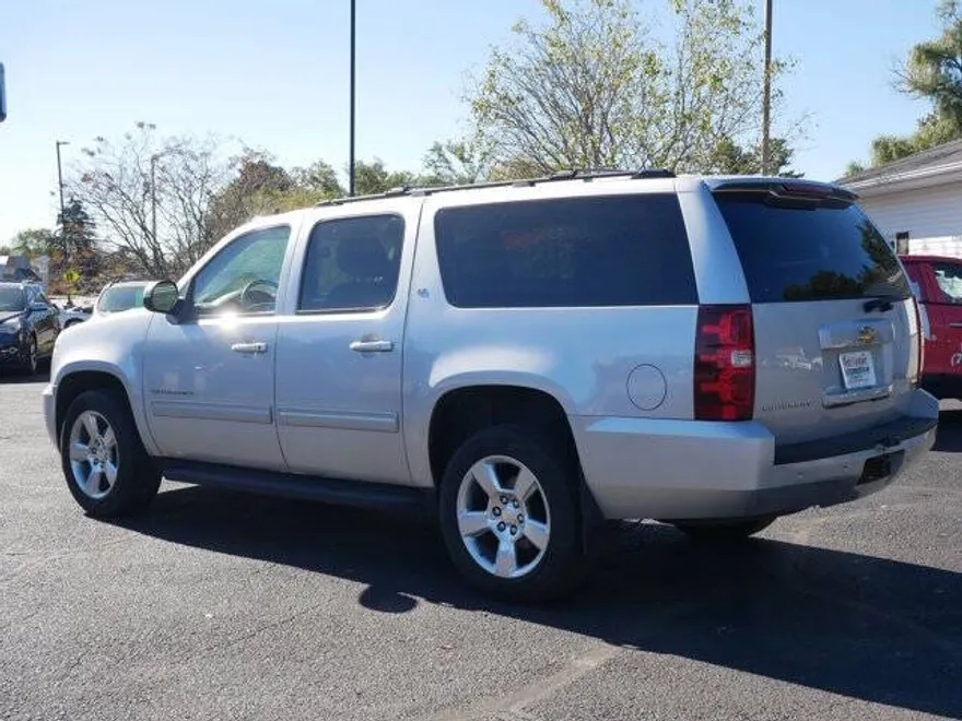 2011 Chevrolet Suburban LT photo 1