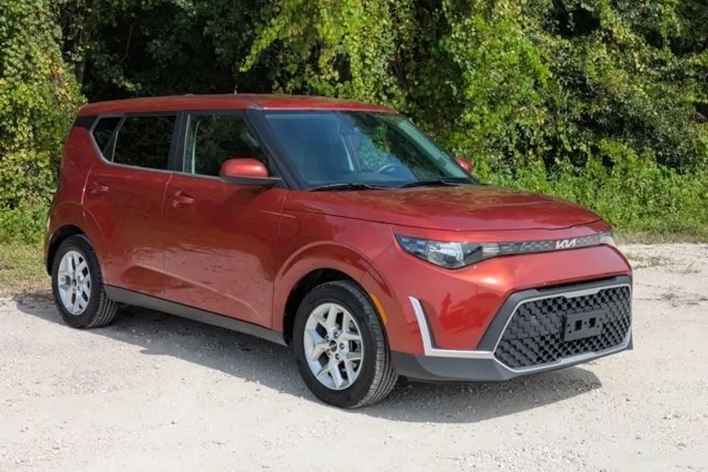 2024 Kia Soul LX photo 1