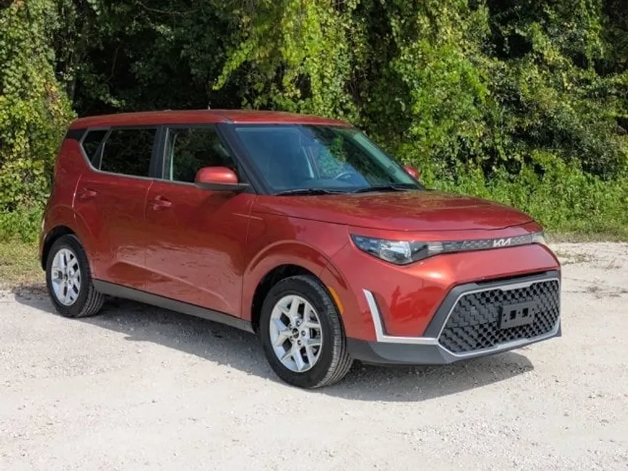 2024 Kia Soul LX photo 1