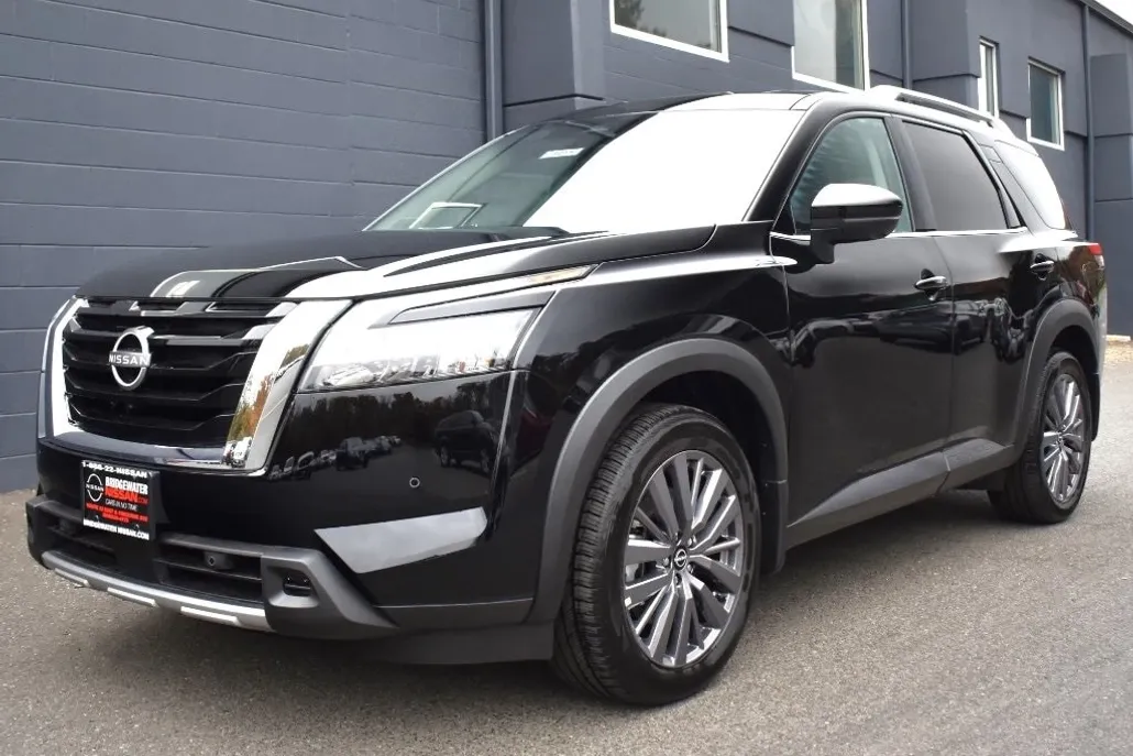 2025 Nissan Pathfinder SL photo 1