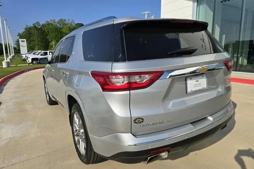 2021 Chevrolet Traverse Premier photo 1