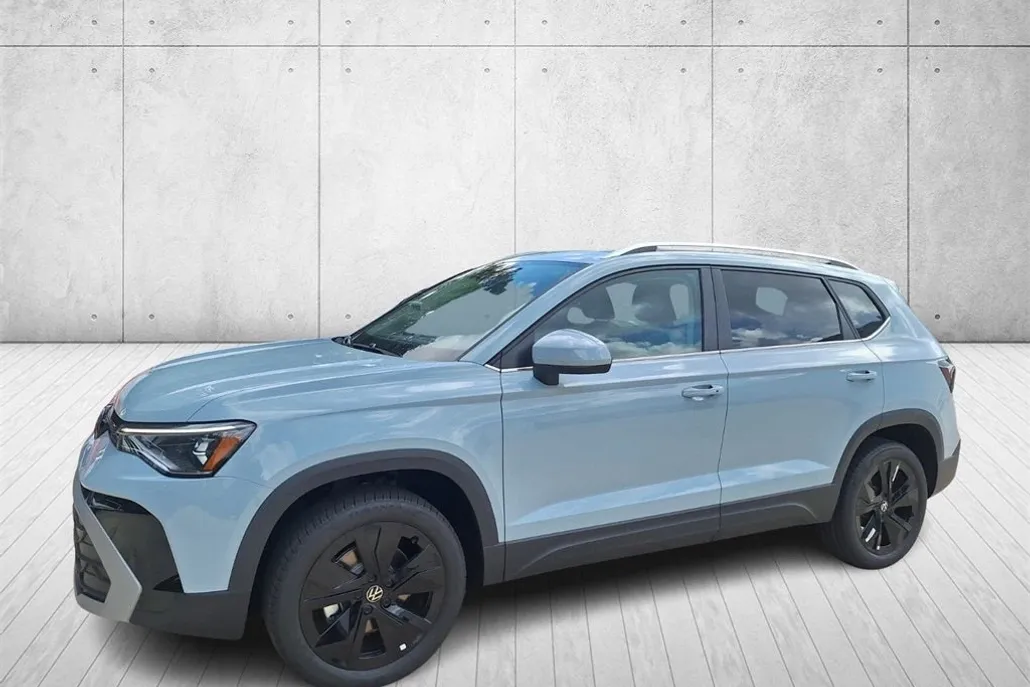 2025 Volkswagen Taos SE photo 1