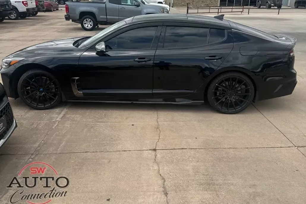 2022 Kia Stinger GT-Line photo 1