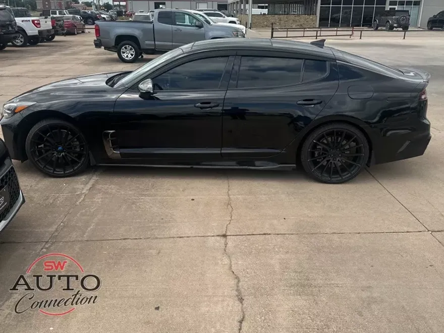 2022 Kia Stinger GT-Line photo 1