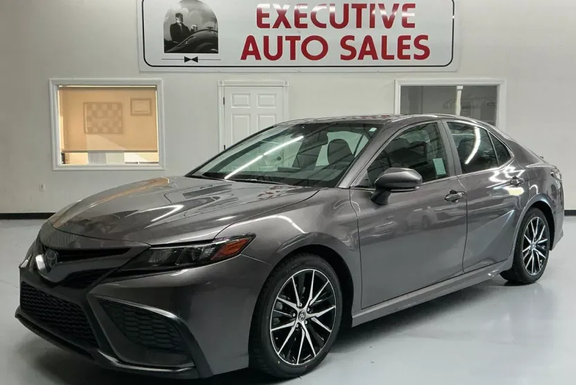 2023 Toyota Camry Hybrid SE photo 1