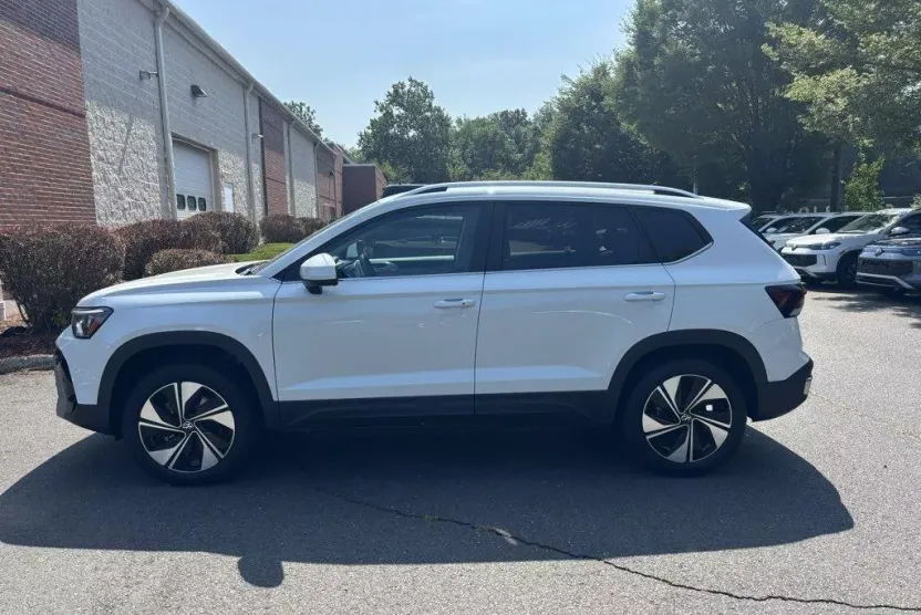 2025 Volkswagen Taos SE photo 1
