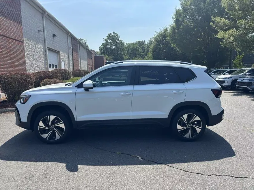 2025 Volkswagen Taos SE photo 1