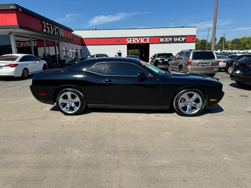 2012 Dodge Challenger SXT Plus photo 1