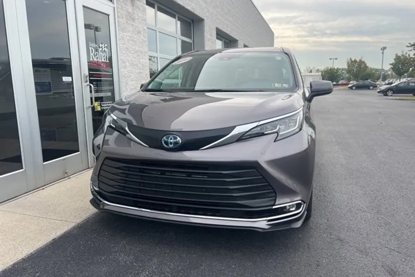 2021 Toyota Sienna XLE photo 1