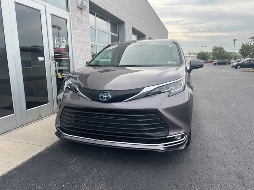 2021 Toyota Sienna XLE photo 1
