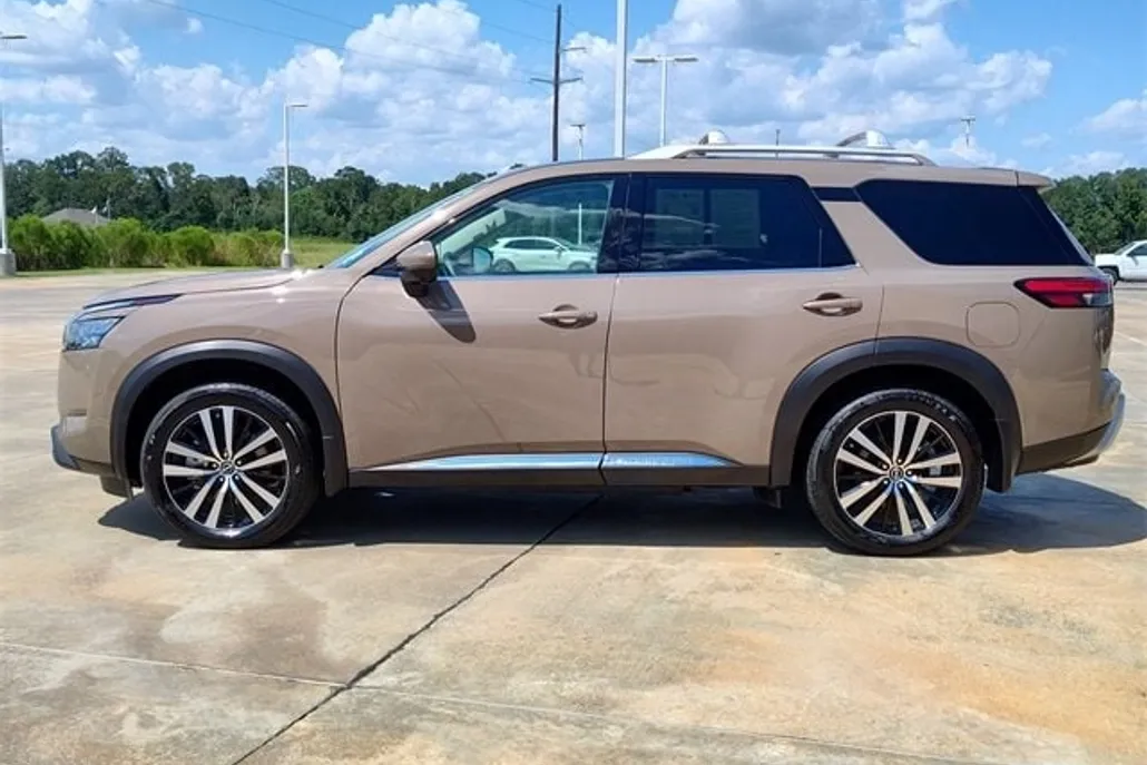 2025 Nissan Pathfinder Platinum photo 1