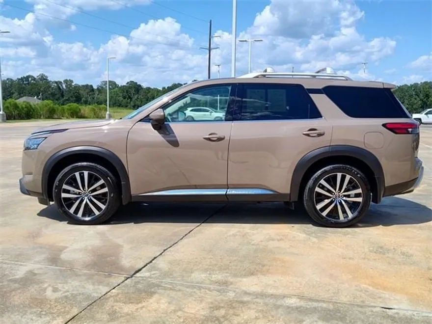 2025 Nissan Pathfinder Platinum photo 1