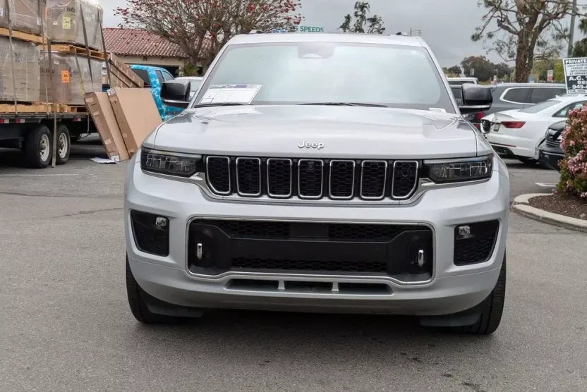 2024 Jeep Grand Cherokee Overland photo 1