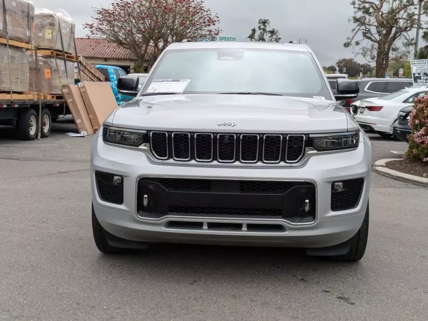 2024 Jeep Grand Cherokee Overland photo 1