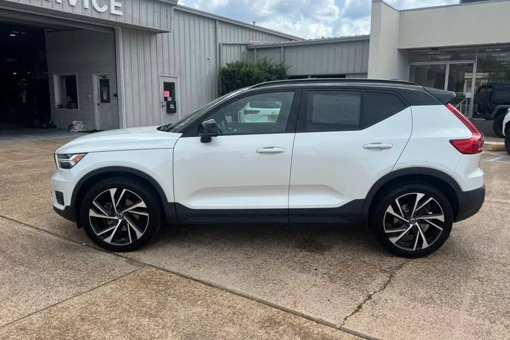2021 Volvo XC40 T5 R-Design photo 1
