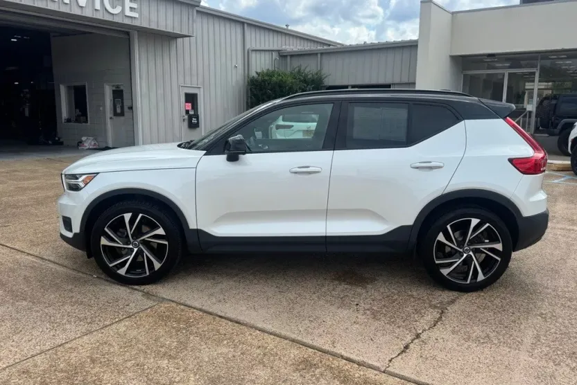 2021 Volvo XC40 T5 R-Design photo 1