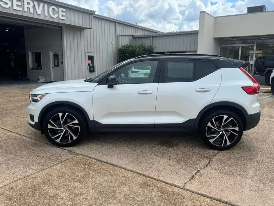 2021 Volvo XC40 T5 R-Design photo 1