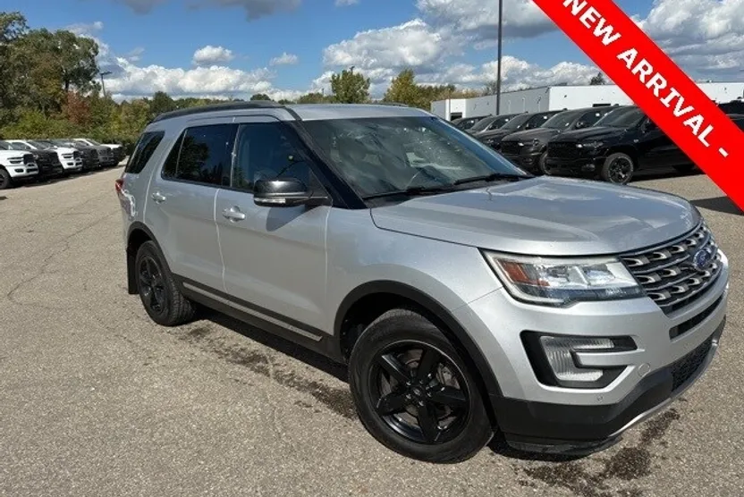 2016 Ford Explorer XLT photo 1