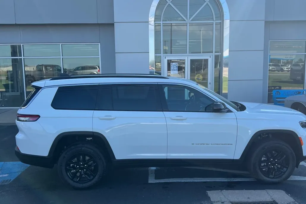 2025 Jeep Grand Cherokee Laredo photo 1