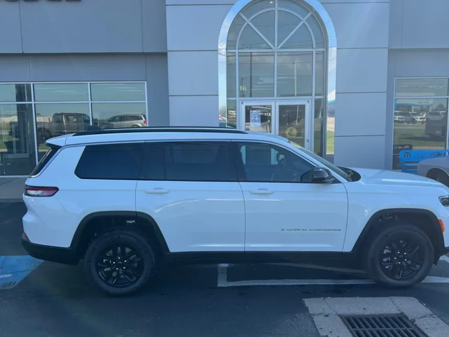 2025 Jeep Grand Cherokee Laredo photo 1