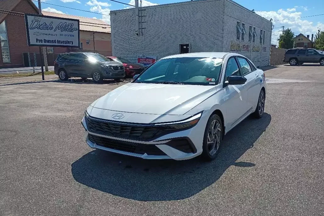 2025 Hyundai Elantra SEL Sport photo 1