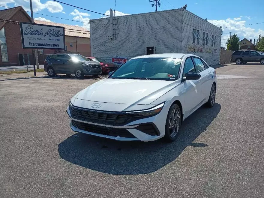 2025 Hyundai Elantra SEL Sport photo 1