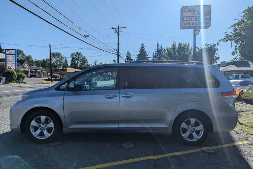 2014 Toyota Sienna LE photo 1