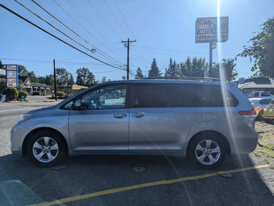 2014 Toyota Sienna LE photo 1