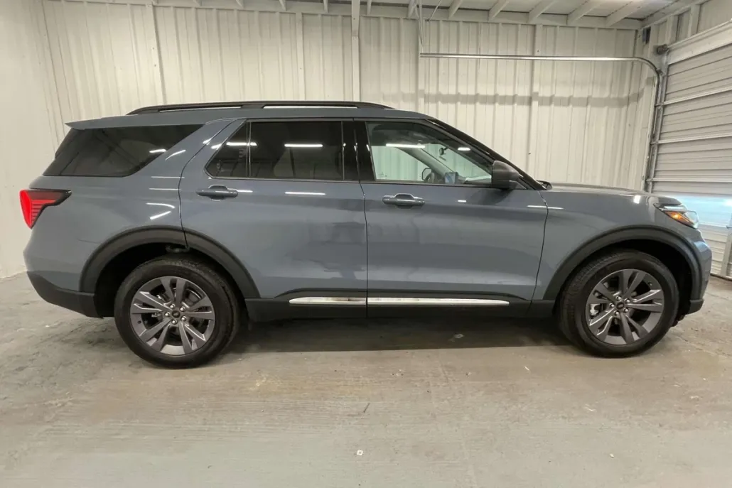 2025 Ford Explorer photo 1