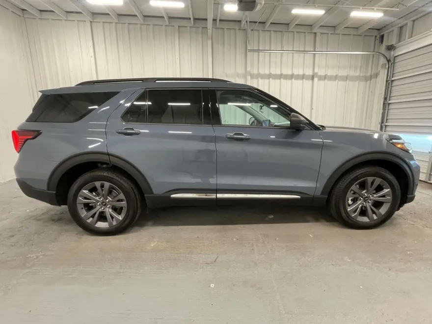 2025 Ford Explorer photo 1