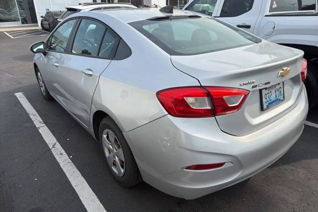 2018 Chevrolet Cruze LS photo 1