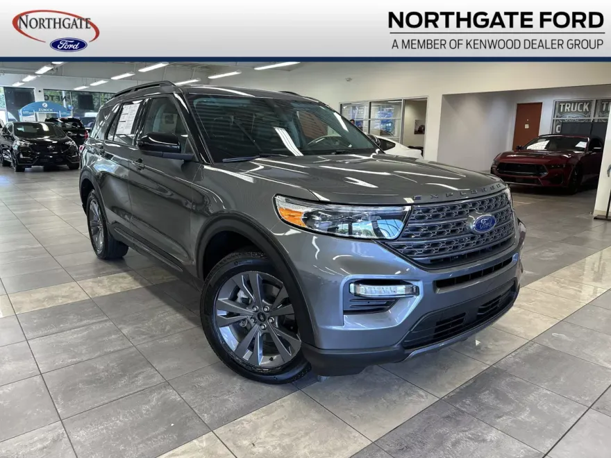 2023 Ford Explorer XLT photo 1