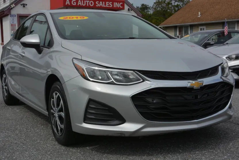 2019 Chevrolet Cruze LS photo 1