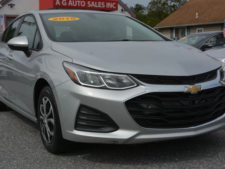 2019 Chevrolet Cruze LS photo 1