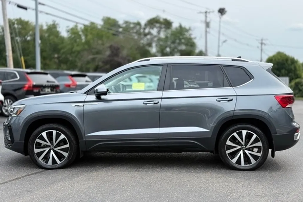 2022 Volkswagen Taos SE photo 1