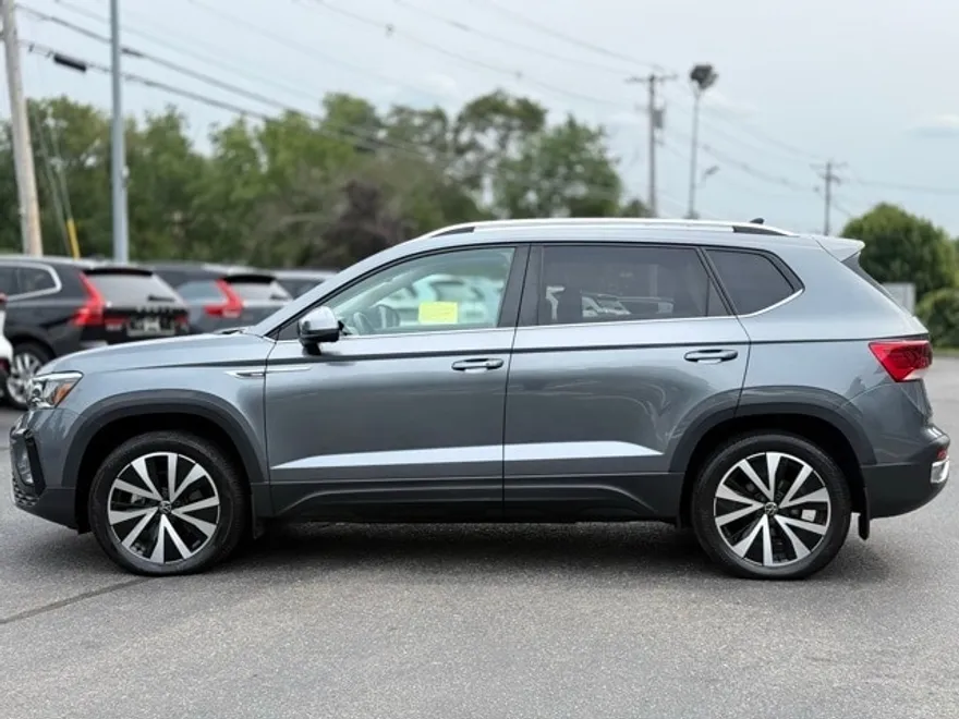 2022 Volkswagen Taos SE photo 1