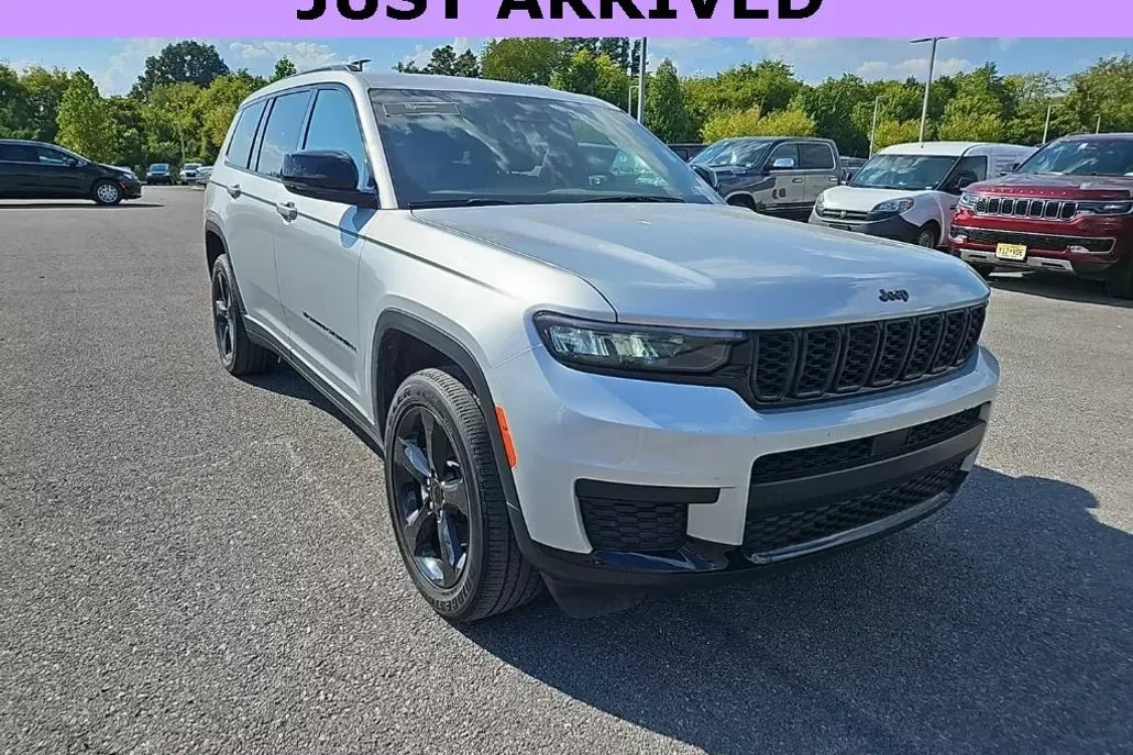 2023 Jeep Grand Cherokee Laredo Altitude photo 1